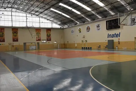 Quadra coberta do centro poliesportivo INATEL