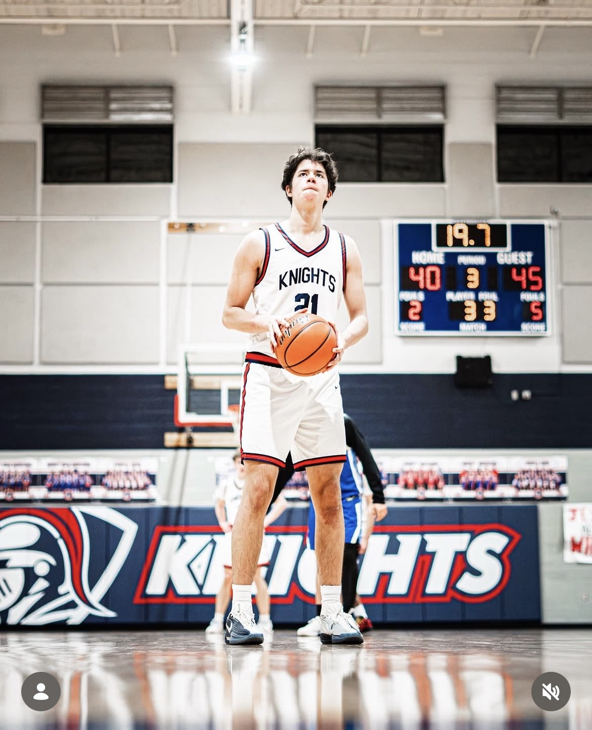 Atleta brasileiro da Team Klun no lance livre por uma high school americana
